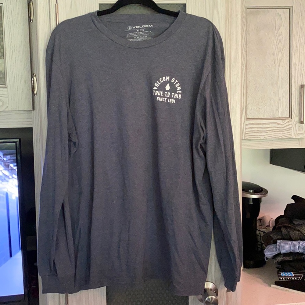 Men’s Volcom shirt